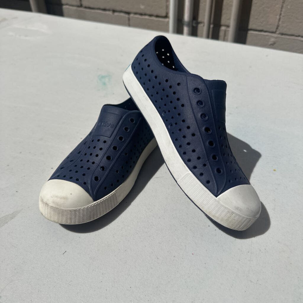 Native Blue Slip on Size M5/W7 (Youth 5)