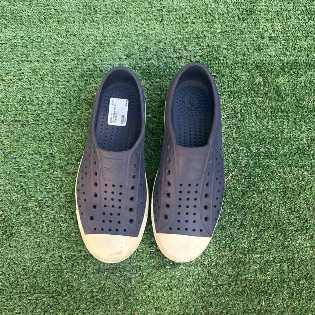 Native Blue Slip on Size M5/W7 (Youth 5)