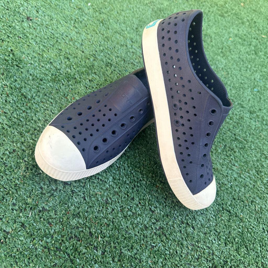 Native Blue Slip on Size M5/W7 (Youth 5)