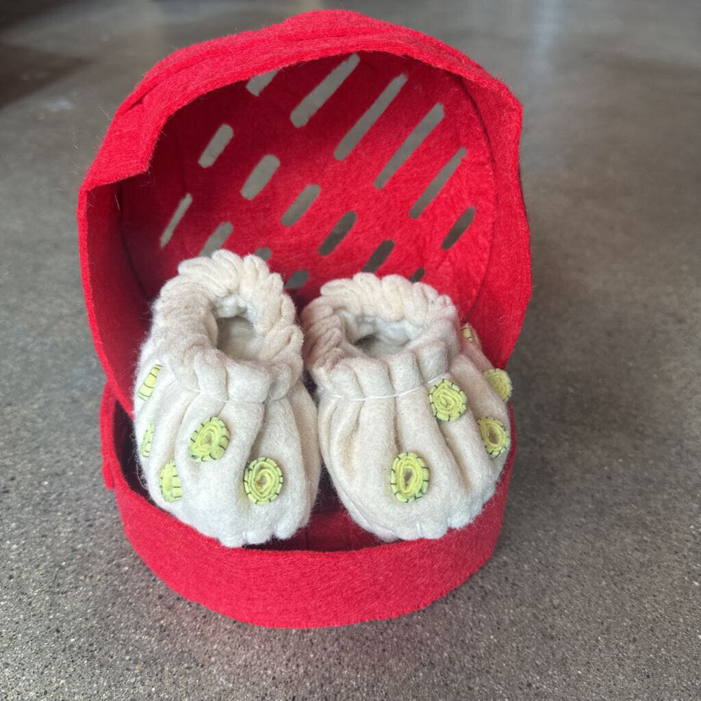 Uncommon Goods Little Dumpling Crib Shoes 6-12m *NEW*
