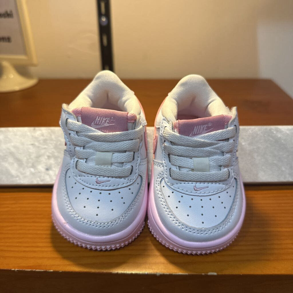 Nike Pink Sneaker 2c