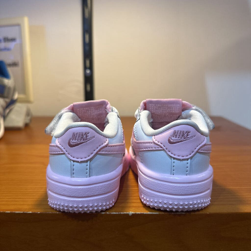 Nike Pink Sneaker 2c